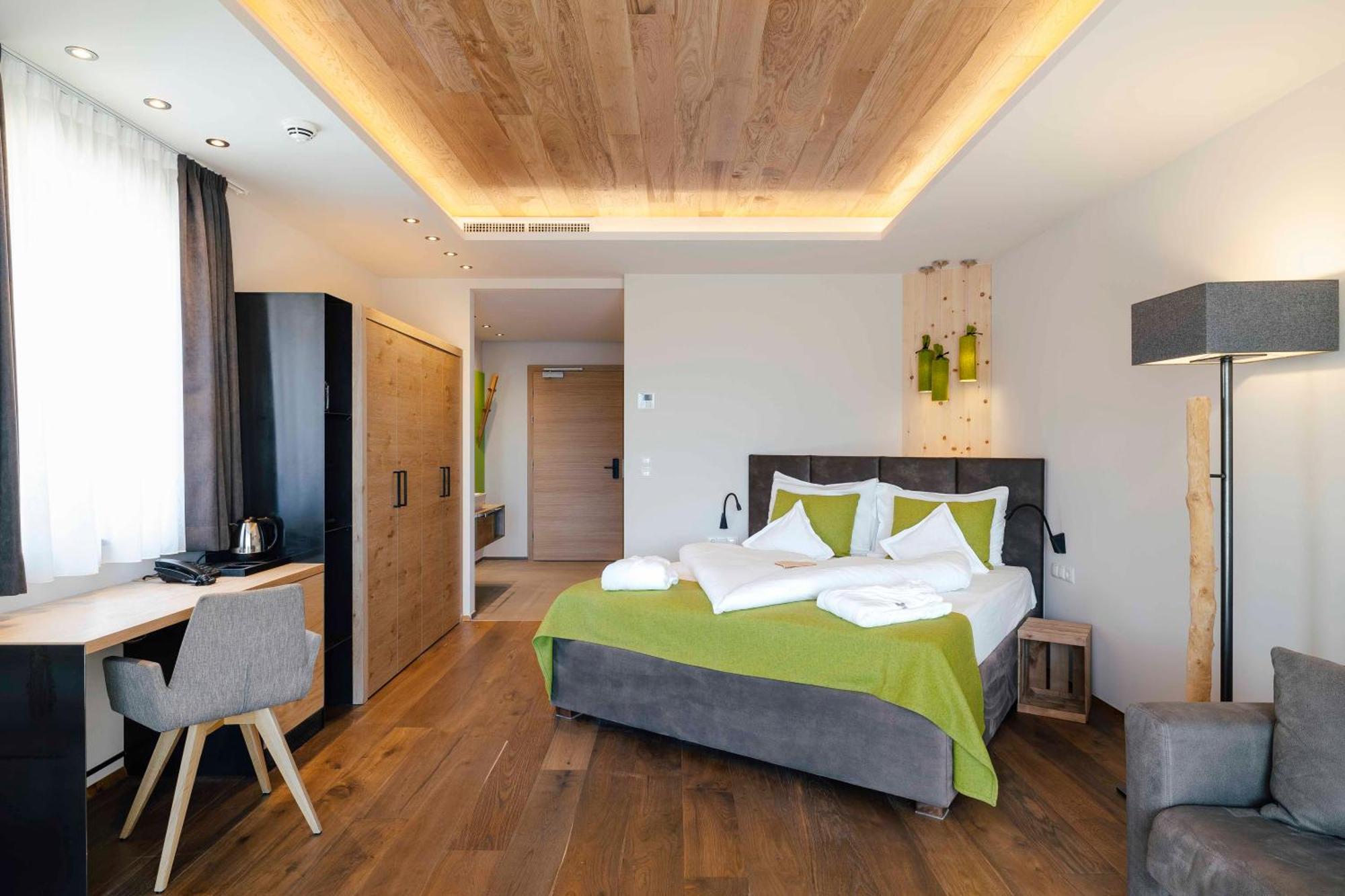 Hotel Pfeiss Лана Экстерьер фото