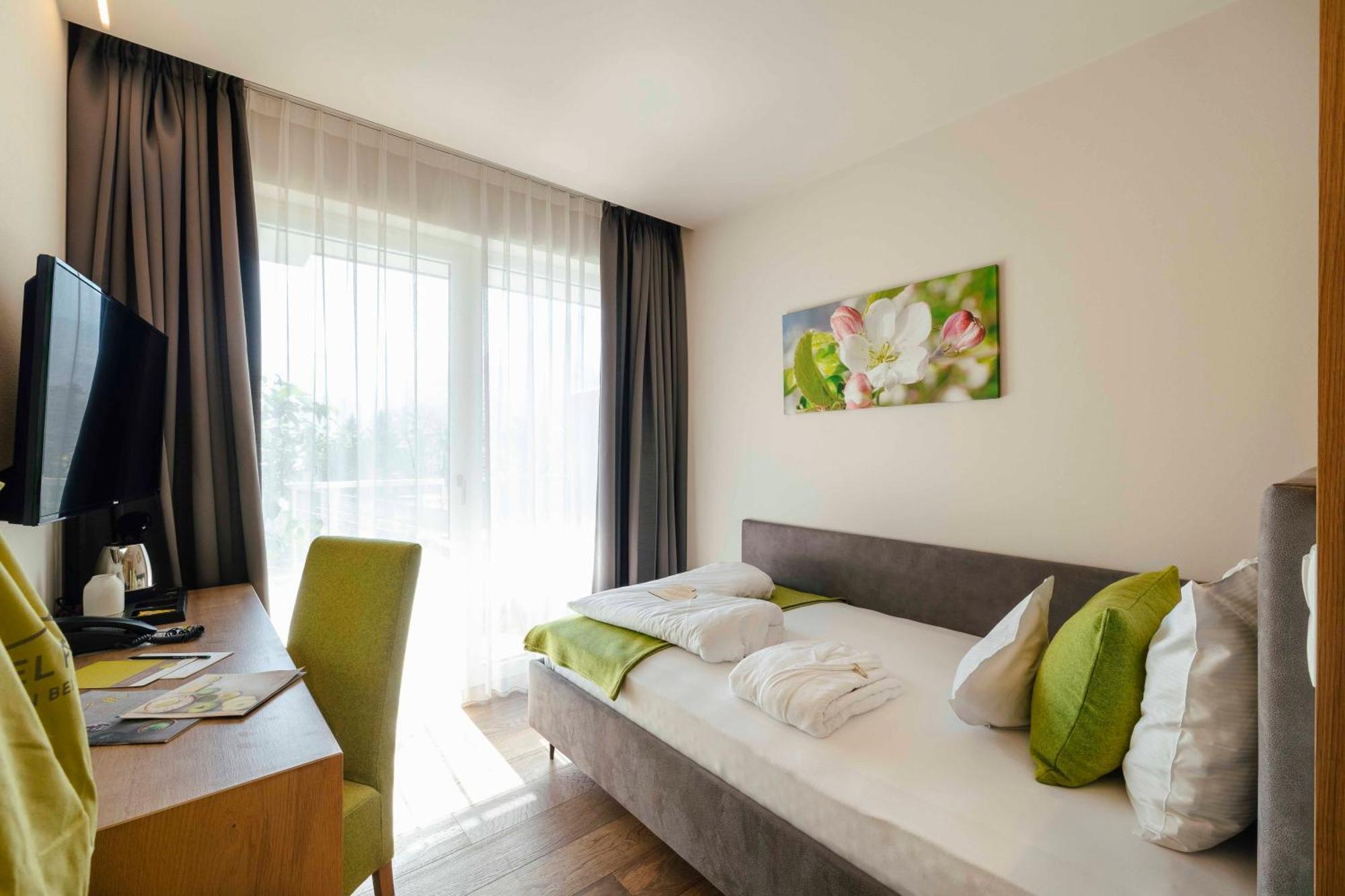Hotel Pfeiss Лана Экстерьер фото